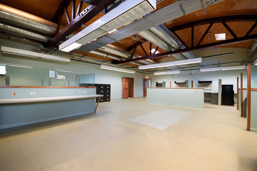 63rd Street Portfolio portefeuille de 2 propriétés à vendre sur LoopNet.ca - Photo du bâtiment - Image 3 de 6