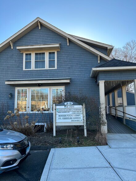 25 Church Hill Rd, Newtown, CT à louer - Photo du bâtiment - Image 2 de 3