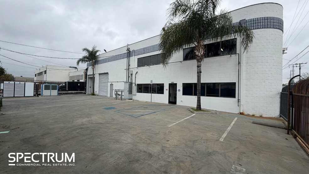 15911 Arminta St, Van Nuys, CA for lease - Building Photo - Image 3 of 24