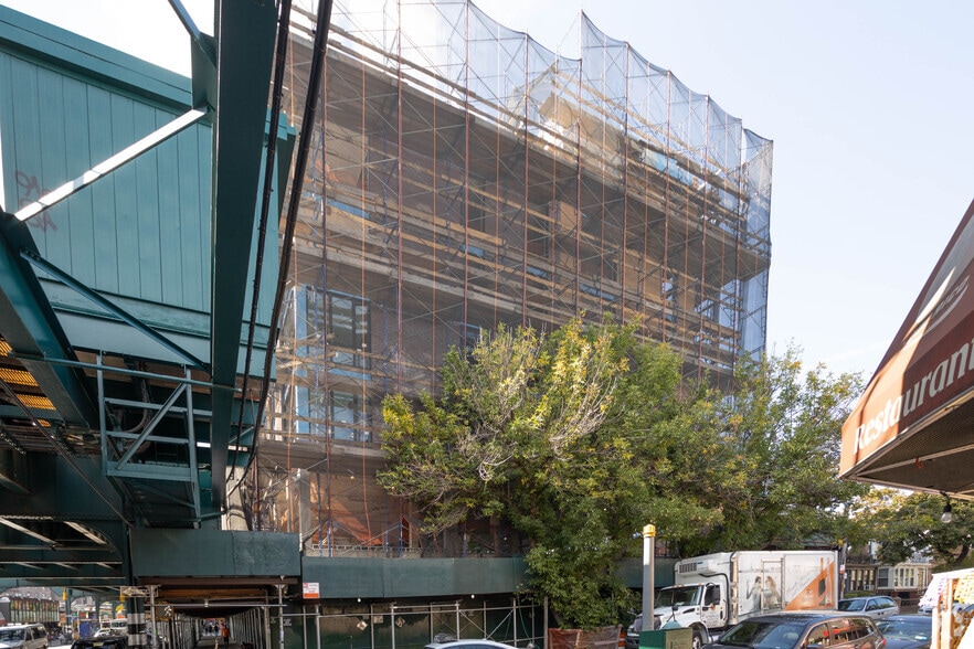 91-09 Roosevelt Ave, Jackson Heights, NY for lease - Building Photo - Image 2 of 11