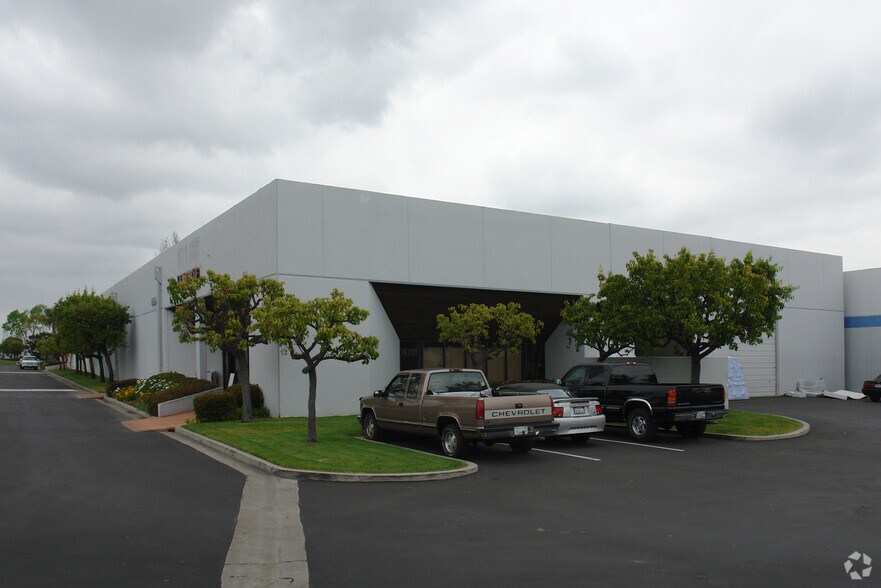 2929 S Harbor Blvd, Santa Ana, CA à vendre - Photo du bâtiment - Image 2 de 10