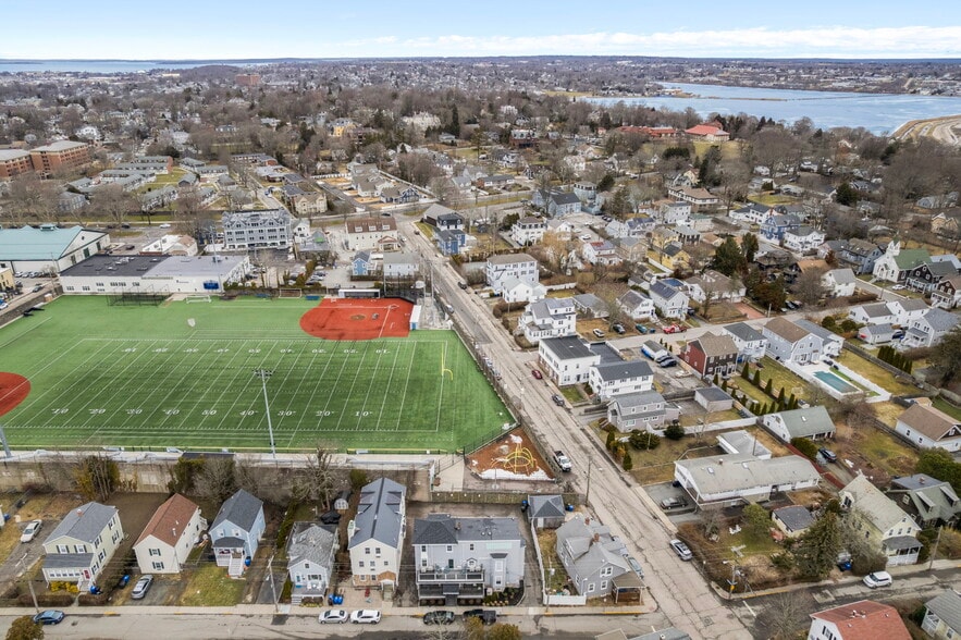 28 Weaver Ave, Newport, RI à vendre - Photo du bâtiment - Image 2 de 13