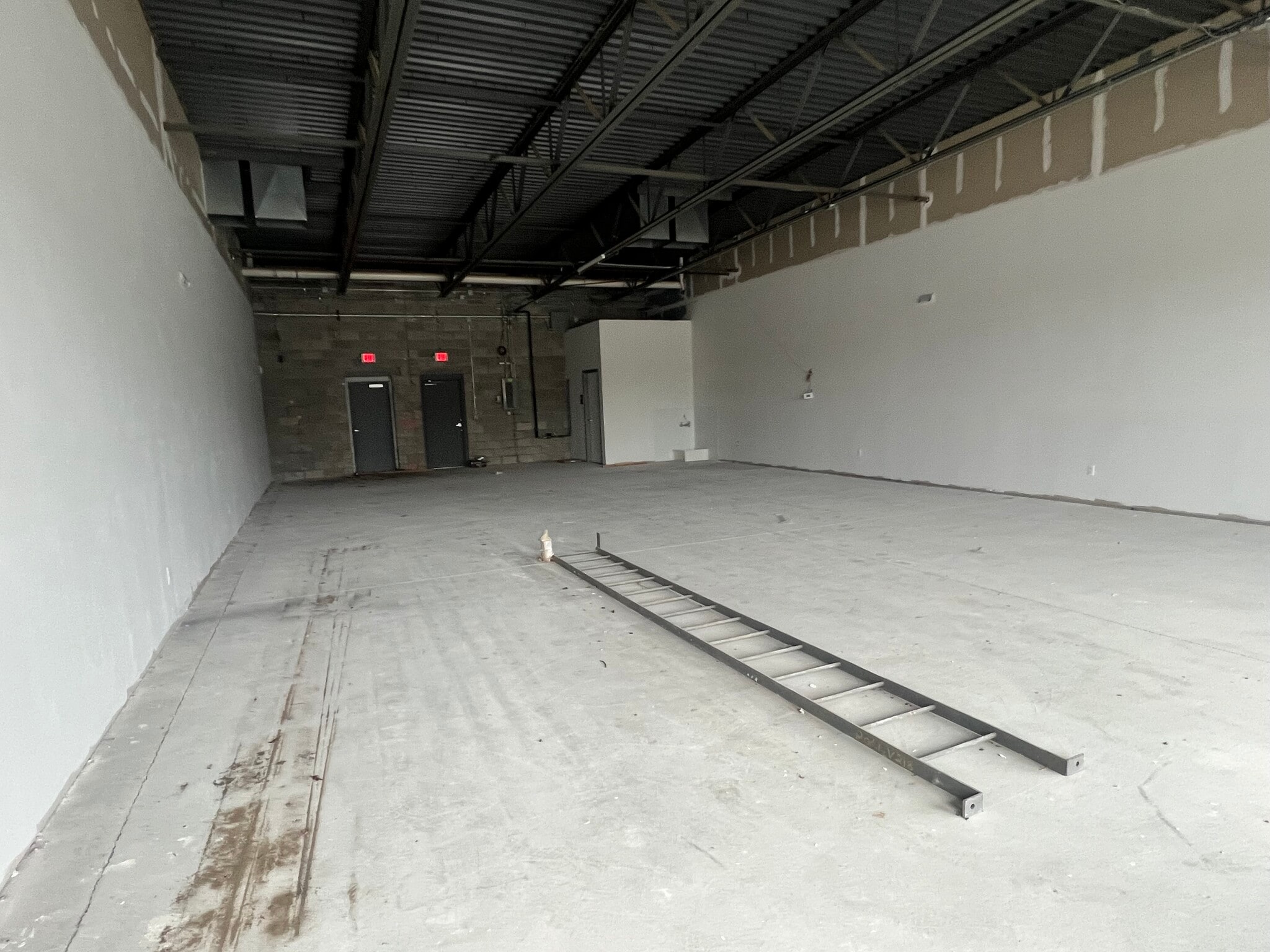 11-47 S Cass Lake Rd, Waterford, MI for lease Interior Photo- Image 1 of 3