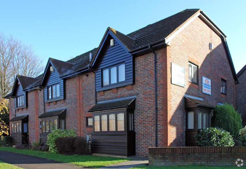 Harwood Rd, Horsham à louer - Photo du bâtiment - Image 2 de 10