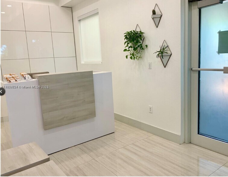 17100 Royal Palm Blvd, Weston, FL à louer - Photo du bâtiment - Image 3 de 6