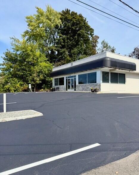 651 Enfield St, Enfield, CT à vendre - Photo du bâtiment - Image 3 de 3