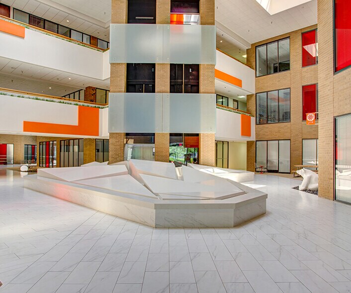 7676 Hillmont St, Houston, TX à louer - Hall d’entrée - Image 2 de 5