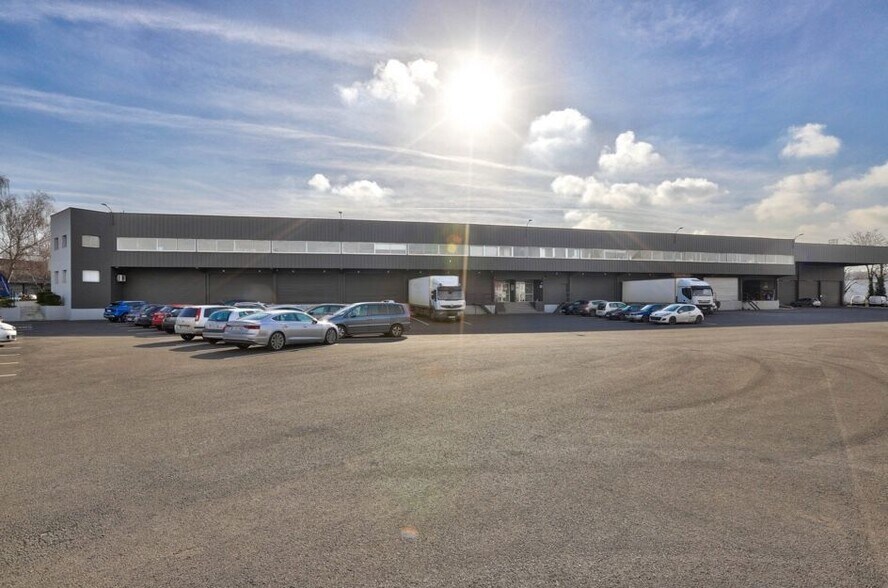 Industrial in Aulnay-sous-Bois for lease - Building Photo - Image 1 of 3
