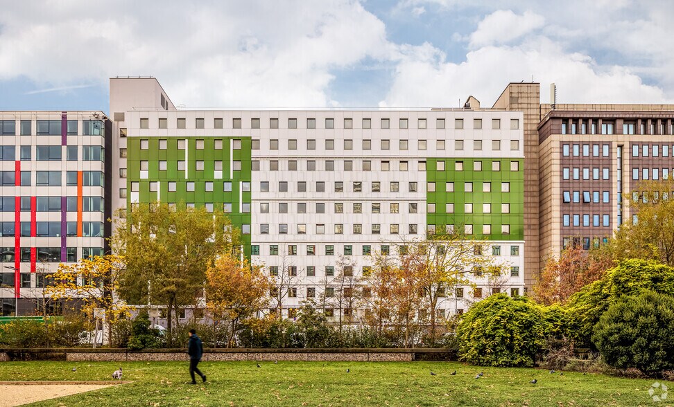 24 Boulevard De Pesaro, Nanterre à louer - Photo du bâtiment - Image 3 de 6