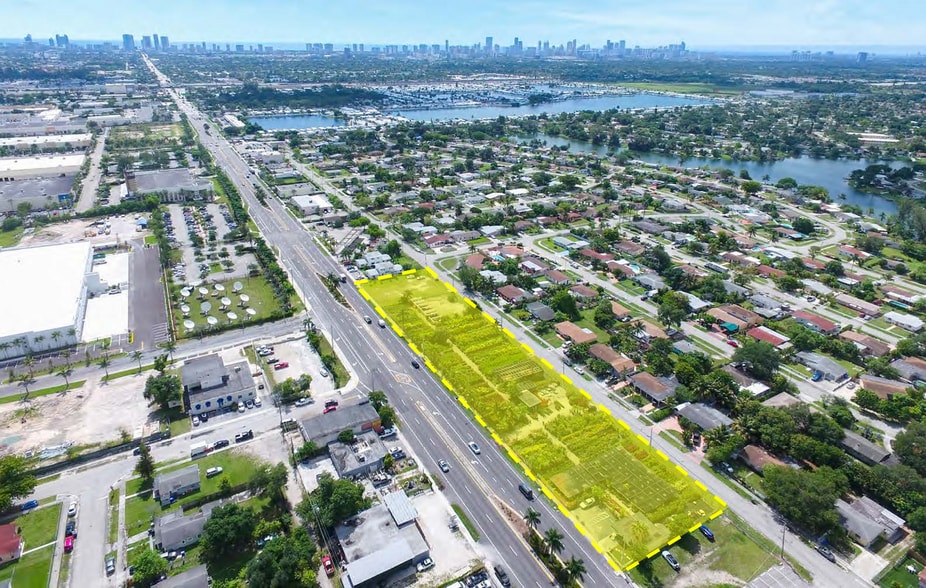 3900 W Hallandale Beach Blvd, Pembroke Park, FL for lease - Building Photo - Image 2 of 15