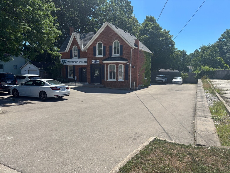 444 Plains Rd E, Burlington, ON à vendre - Photo du bâtiment - Image 2 de 9