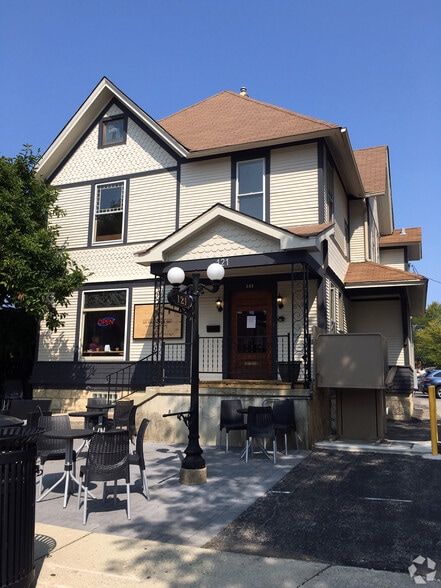 117-121 W. Wesley St, Wheaton portfolio of 2 properties for sale on LoopNet.ca - Building Photo - Image 2 of 3