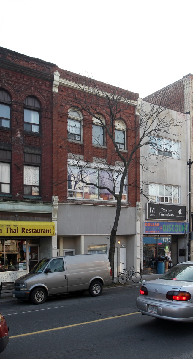 Plus de détails pour 2963-2965 Dundas St W, Toronto, ON - Multi-résidentiel à vendre