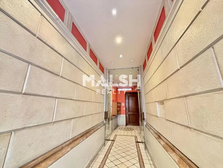 Office in Lyon for lease - Lobby - Image 2 of 8