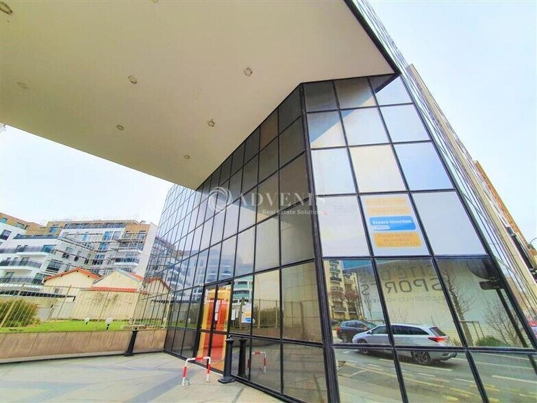 Bureau dans Issy-les-Moulineaux à vendre - Photo du bâtiment - Image 2 de 11