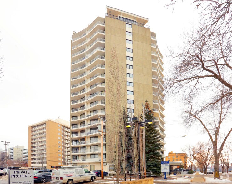 10045 117th St NW, Edmonton, AB à vendre - Photo du bâtiment - Image 3 de 4