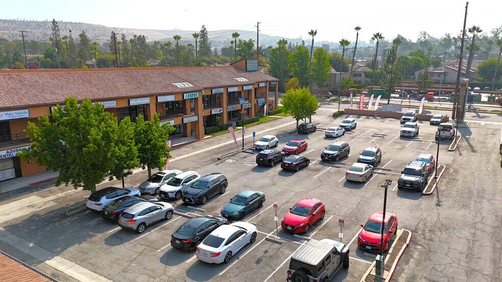 515-525 N Azusa Ave, La Puente, CA à louer - Photo du bâtiment - Image 3 de 12
