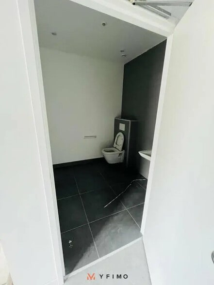 Flex in Poissy for lease - Interior Photo - Image 2 of 5