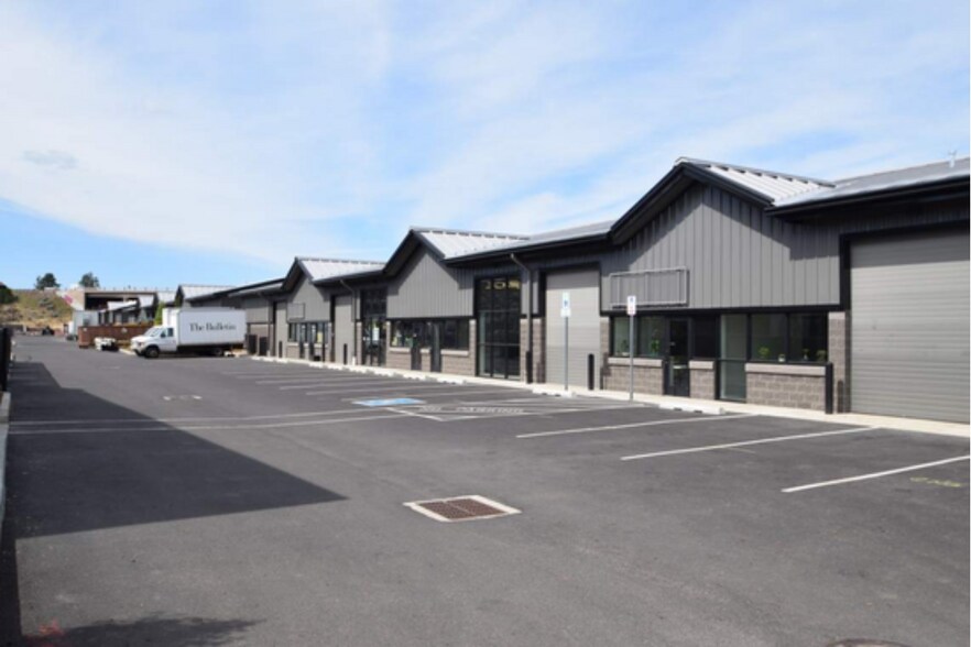 2527 NE 4th St, Bend, OR à louer - Photo du bâtiment - Image 2 de 3