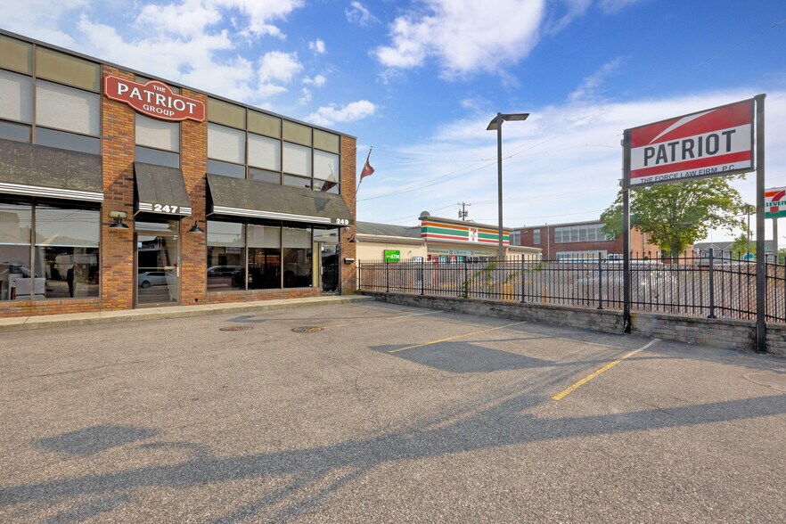 245-249 W Montauk Hwy, Lindenhurst, NY à louer - Photo du bâtiment - Image 2 de 22
