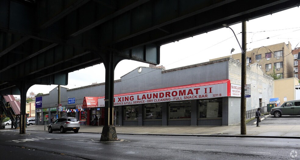 3201-3211 White Plains Rd, Bronx, NY à louer - Photo du bâtiment - Image 3 de 8