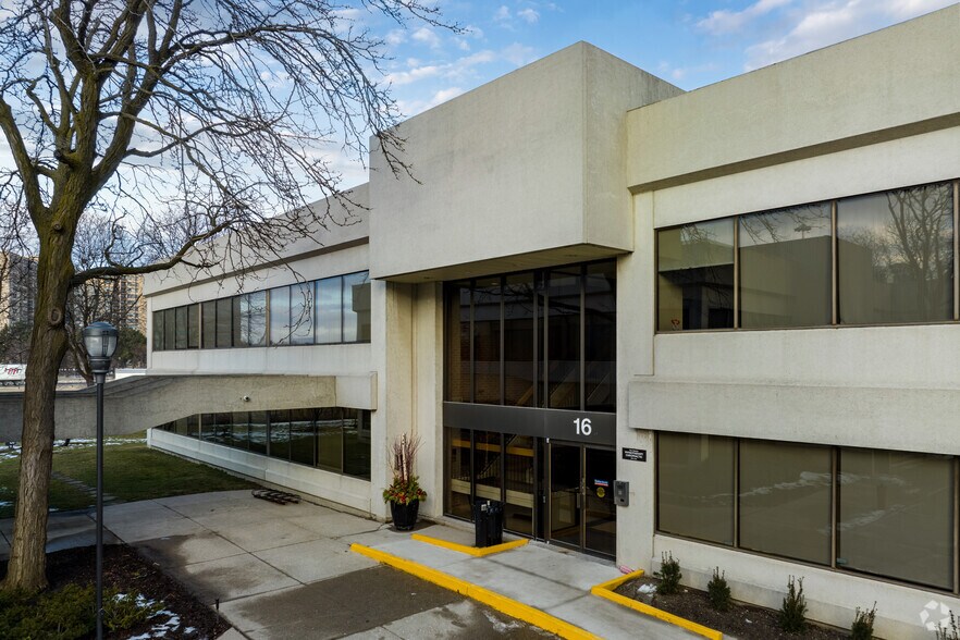 16 Four Seasons Pl, Toronto, ON à louer - Photo du bâtiment - Image 3 de 5