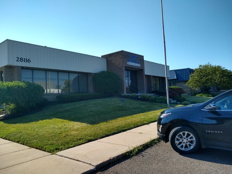 28116 Orchard Lake Rd, Farmington Hills, MI à louer - Photo du bâtiment - Image 1 de 8