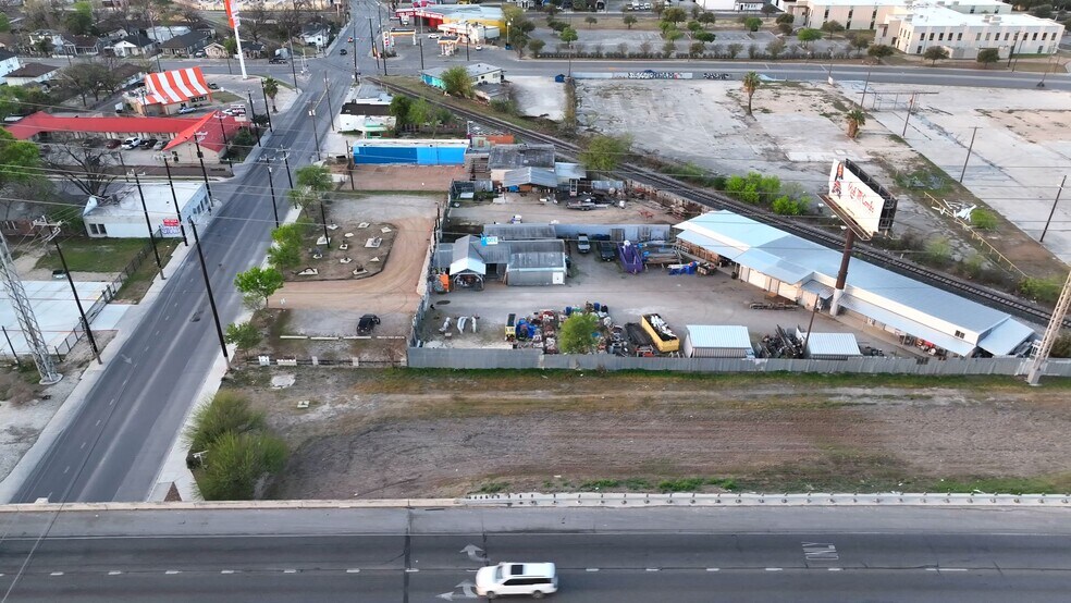 1001 Roosevelt Ave, San Antonio, TX à vendre - Vidéo sur l’inscription commerciale - Image 2 de 9