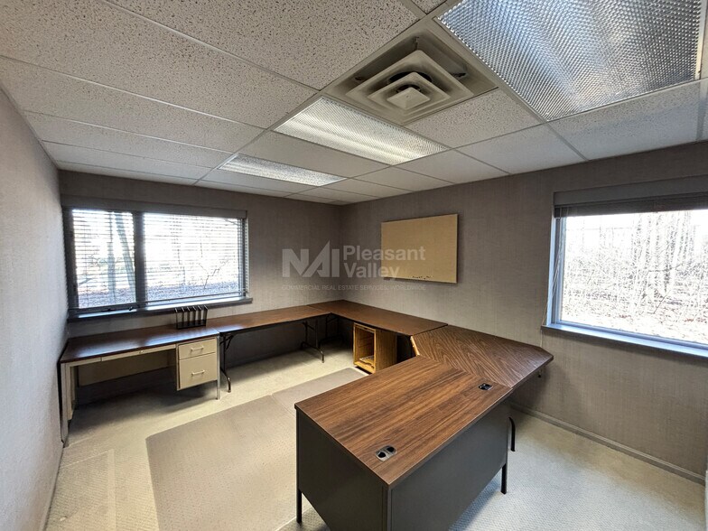 2285 E Enterprise Pky, Twinsburg, OH à louer - Photo du bâtiment - Image 2 de 5