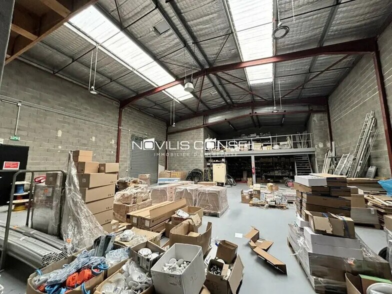 Industrial in Saint-Jean for lease - Interior Photo - Image 2 of 8