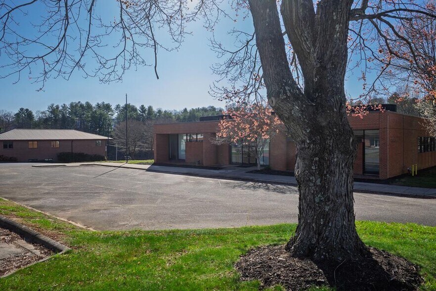 261 E Palmer St, Franklin, NC à vendre - Photo du bâtiment - Image 3 de 13