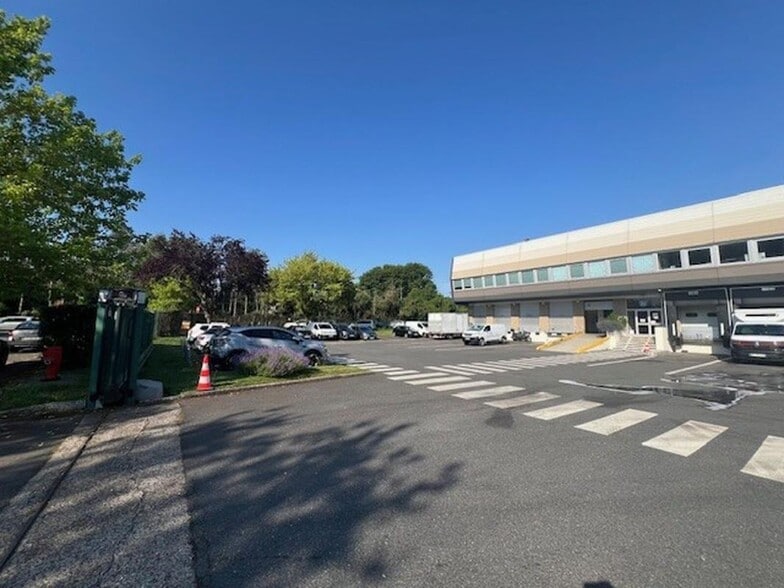 92 Rue Senouque, Buc for lease - Building Photo - Image 2 of 8