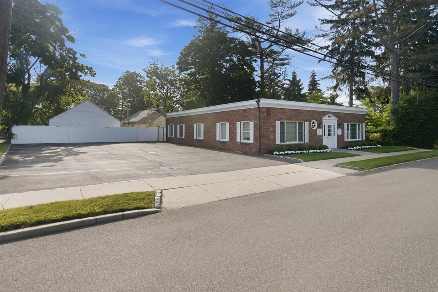 33 Candee Ave, Sayville, NY à louer - Photo du bâtiment - Image 3 de 46