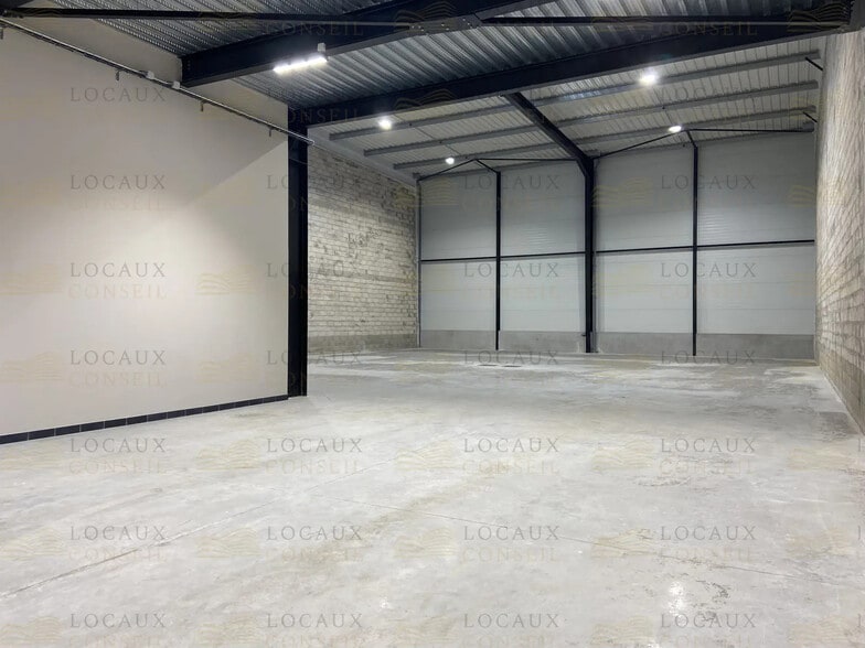 Flex in Les Pavillons-sous-Bois for lease - Interior Photo - Image 1 of 7