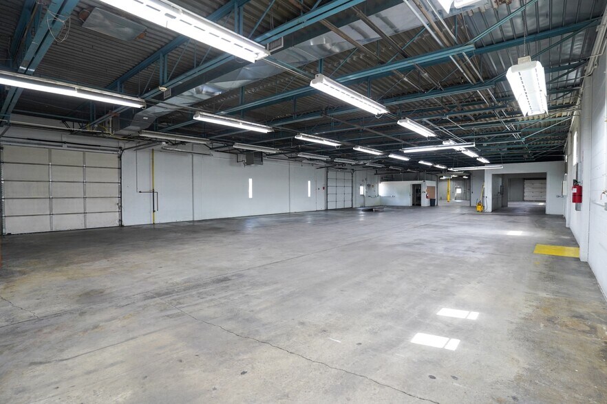 2010 Lakeview Dr, Fort Wayne, IN for lease - Building Photo - Image 2 of 7