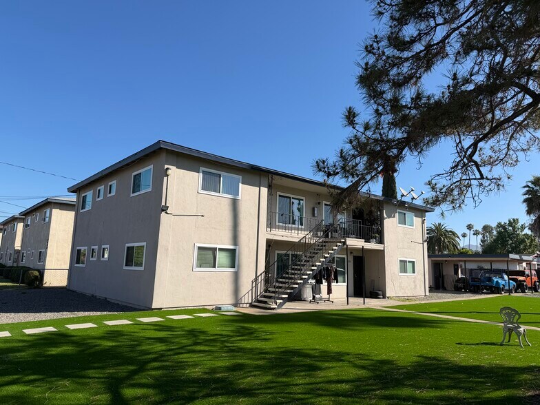 1718 Crofton Ln, Escondido, CA à vendre - Photo du bâtiment - Image 2 de 23