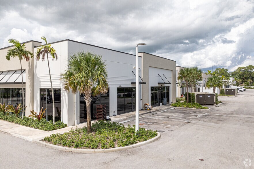 8200 S State Road 7, Boynton Beach, FL à louer - Photo du bâtiment - Image 3 de 4