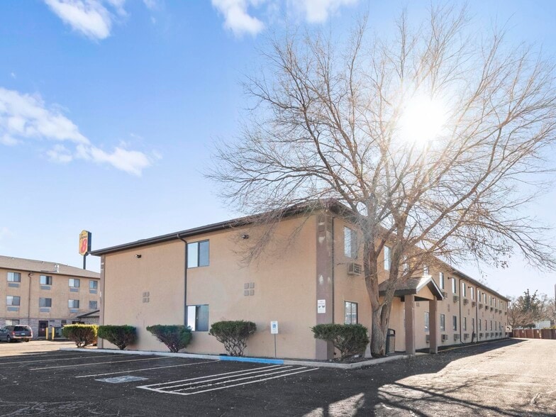 Super 8 & Travelodge Elko Portfolio portefeuille de 2 propriétés à vendre sur LoopNet.ca - Photo du bâtiment - Image 3 de 48