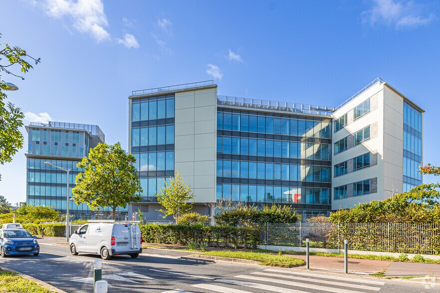 Bureau dans Nanterre à louer - Photo du bâtiment - Image 2 de 17
