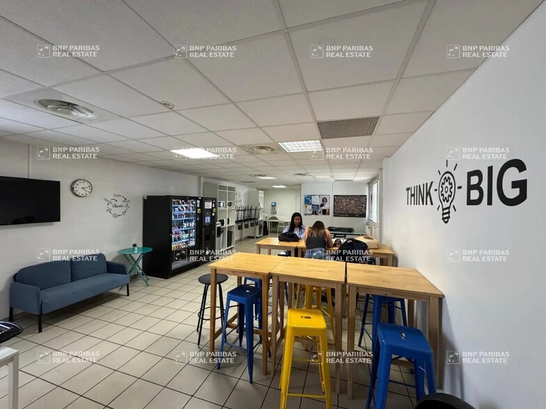 Office in Marseille for lease - Interior Photo - Image 3 of 20