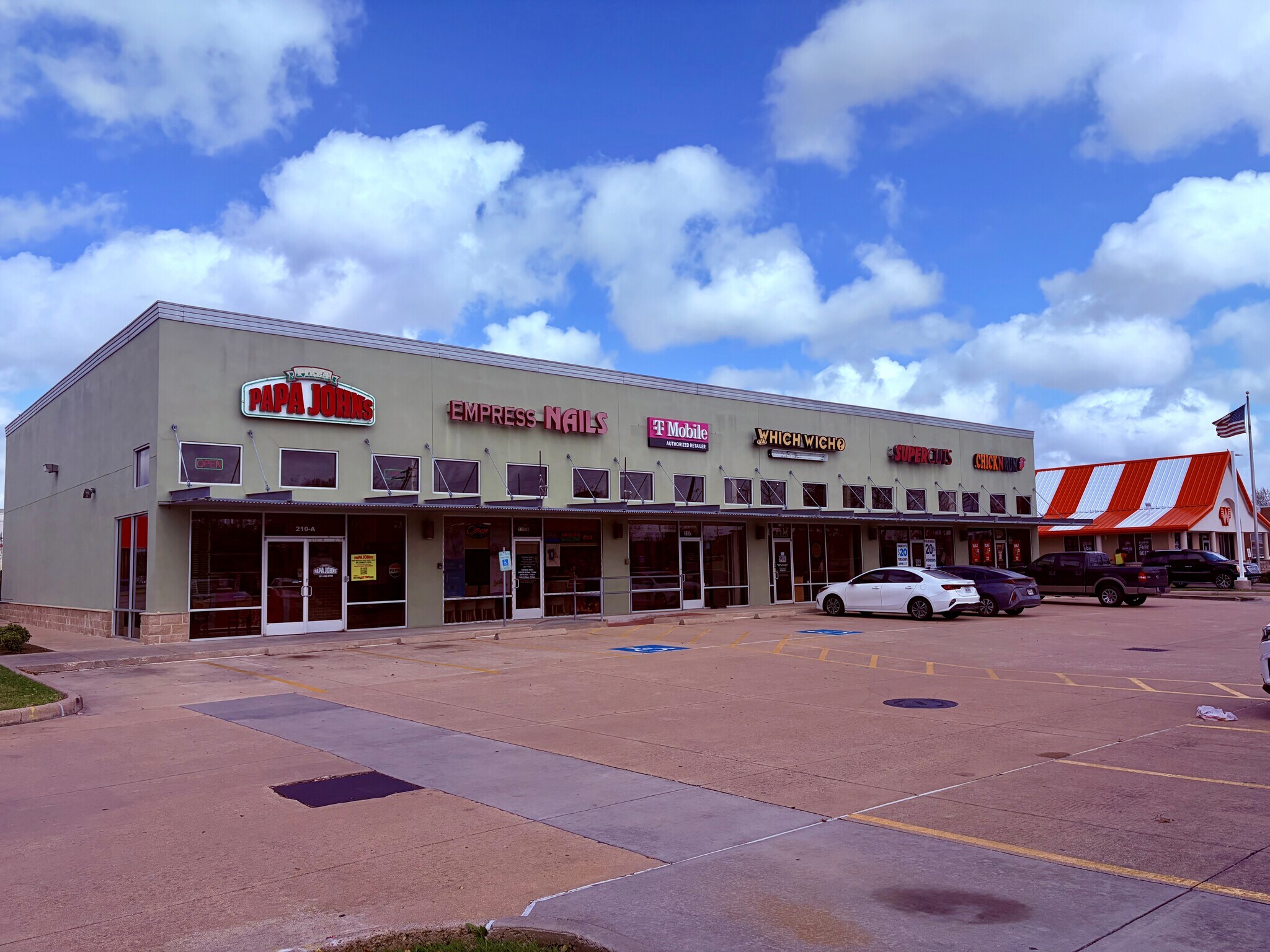 210 E Parkwood Ave, Friendswood, TX for lease Primary Photo- Image 1 of 4