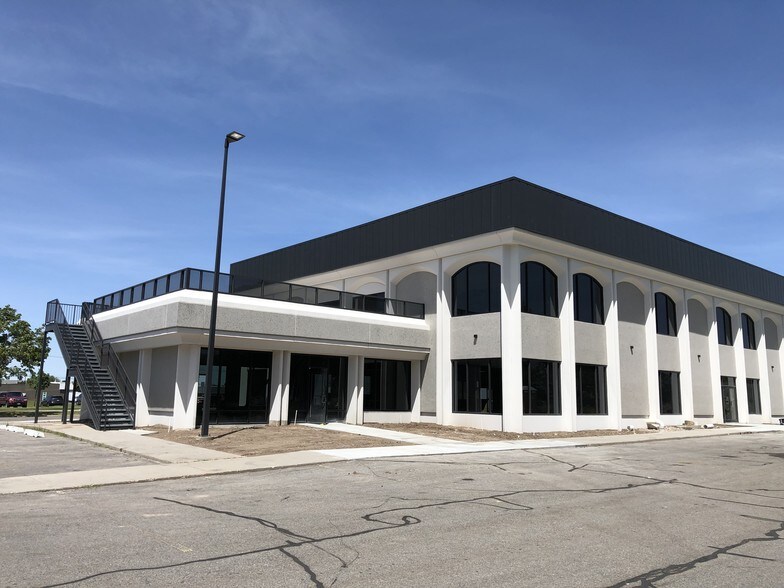 1805 S Redwood Rd, Salt Lake City, UT à louer - Photo du bâtiment - Image 2 de 15