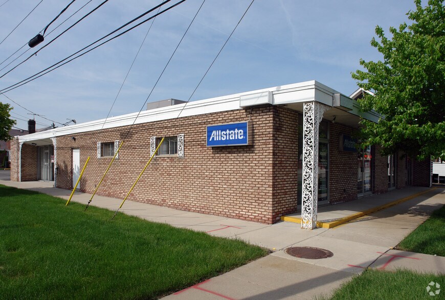 16744-16750 E 14 Mile Rd, Fraser, MI à louer - Photo du bâtiment - Image 1 de 9