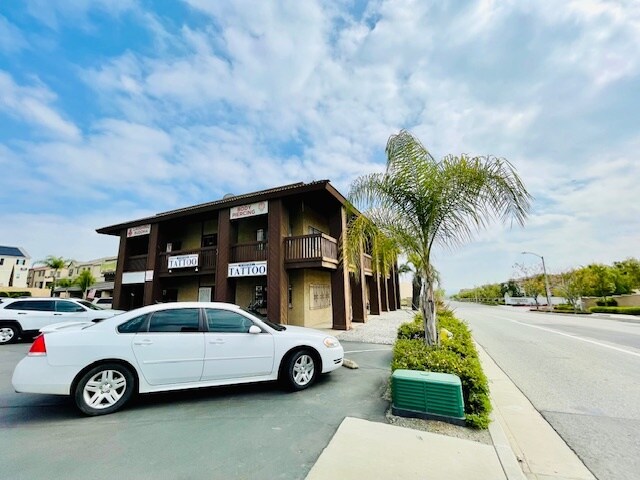 2176 W Foothill Blvd, Upland, CA à louer - Photo du bâtiment - Image 2 de 11