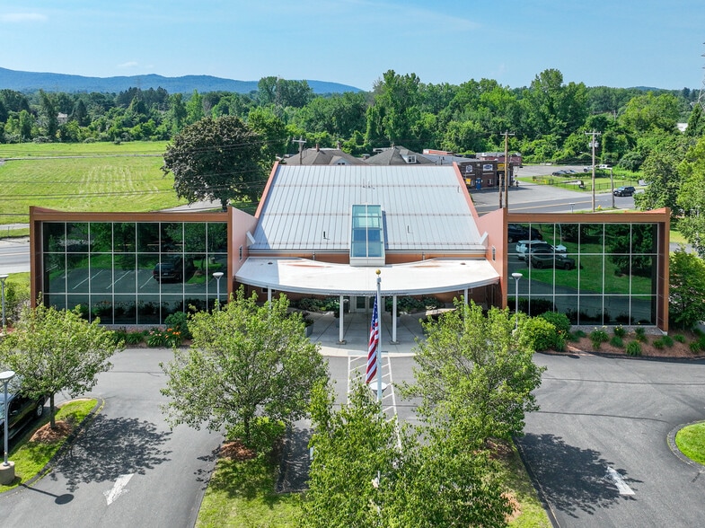 111 Silver Lake Blvd, Pittsfield, MA for sale - Building Photo - Image 2 of 12