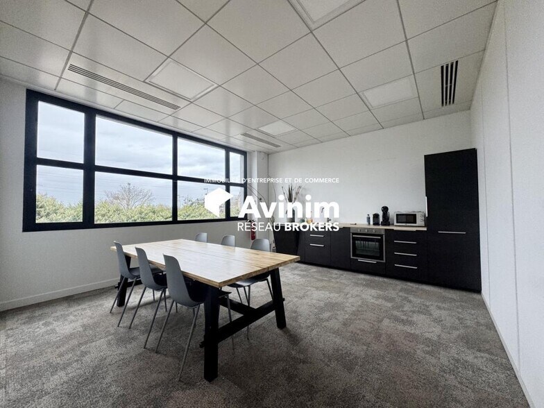 Office in Gennevilliers for lease - Interior Photo - Image 2 of 5