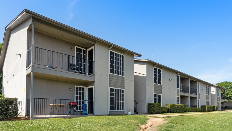 1002 S Edmonds Ln, Lewisville, TX for sale - Building Photo - Image 3 of 8