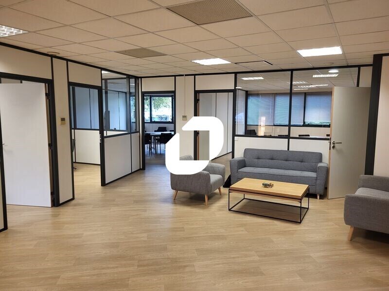 Office in Mérignac for lease Interior Photo- Image 1 of 24