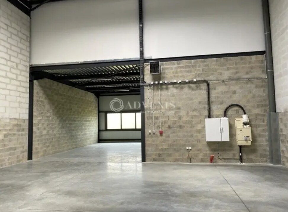 Flex in Aubergenville for lease Interior Photo- Image 1 of 2