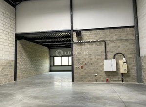 Flex in Aubergenville for lease Interior Photo- Image 1 of 2